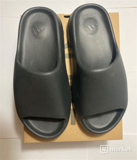 Yeezy Slides onyx size 12